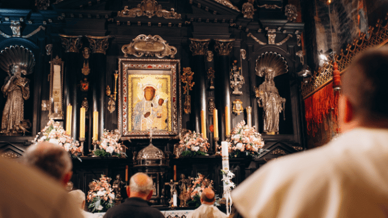 Fedeli in preghiera davanti all’Icona della Madonna Nera di Czestochowa, meta di pellegrinaggio mariano tra le più importanti d’Europa.
