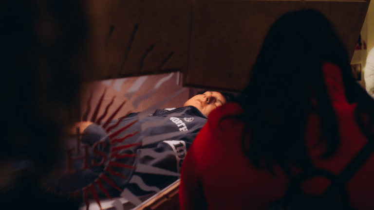 Tomba del santo Carlo Acutis ad Assisi, meta di pellegrinaggi giovanili e di preghiera ispirati alla vita moderna e santa di Carlo.