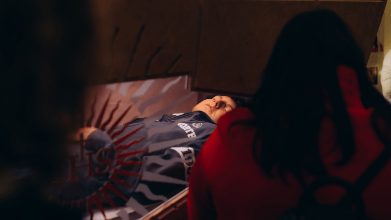 Tomba del santo Carlo Acutis ad Assisi, meta di pellegrinaggi giovanili e di preghiera ispirati alla vita moderna e santa di Carlo.