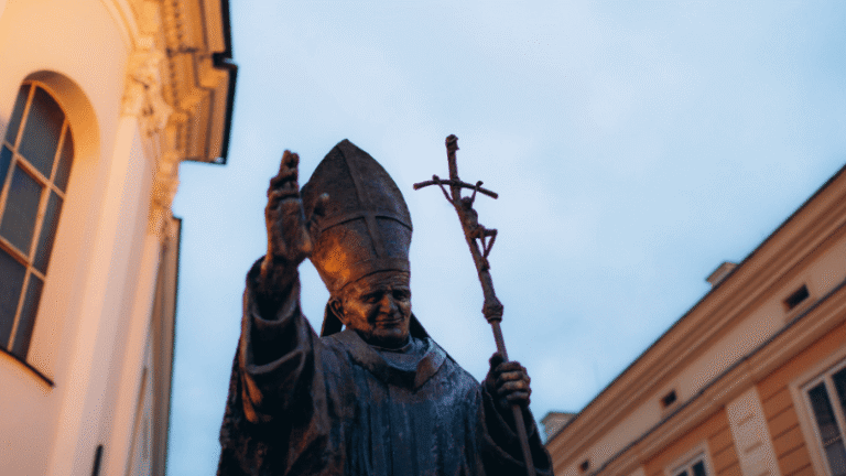 Statua di San Giovanni Paolo II a Cracovia, luogo di memoria e pellegrinaggio sulle orme del Papa Santo polacco.