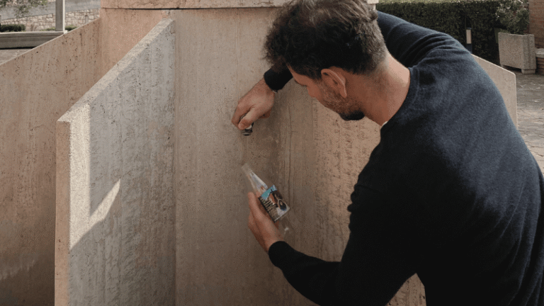 Pellegrino raccoglie l’Acqua dell’Amore Misericordioso presso il Santuario di Collevalenza, fonte di conforto per corpo e anima.