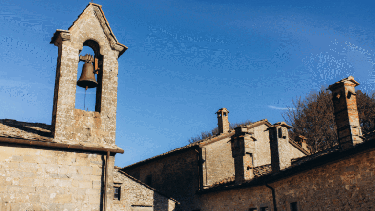 Santuario della Verna, luogo sacro dove San Francesco ricevette le stimmate, tappa essenziale dei pellegrinaggi francescani in Toscana.