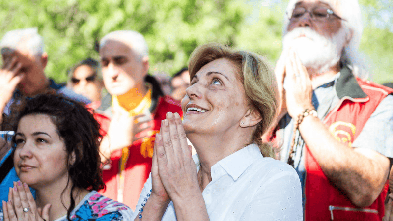 La veggente Mirjana di Medjugorje sorride guardando il cielo in un intenso momento di preghiera e apparizione mariana.