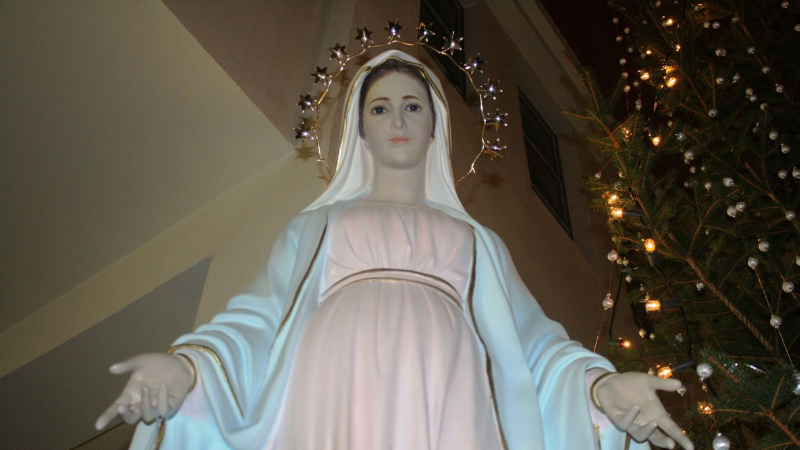 Suggestiva statua della Madonna di Medjugorje, simbolo dei messaggi mariani di pace e conversione per i fedeli di tutto il mondo.