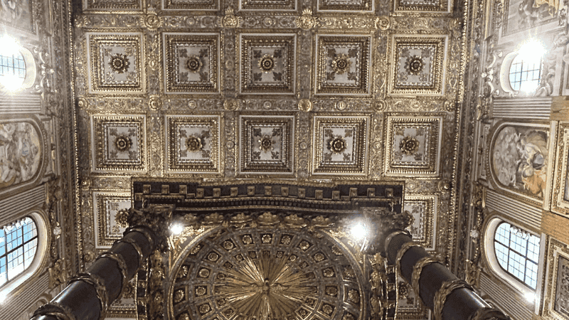 Soffitto dorato e dettagli artistici di una chiesa romana, simbolo della grandezza spirituale e artistica della Città Eterna