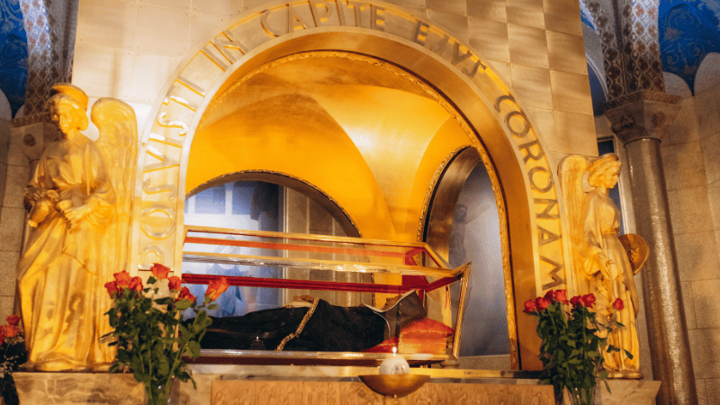 Urna con il corpo incorrotto di Santa Rita da Cascia nel Santuario, meta di pellegrinaggi e preghiere per miracoli e grazie impossibili.