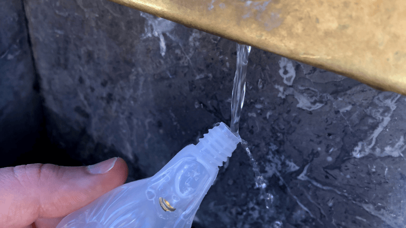 Acqua di Lourdes che scorre dalle celebri fontane, simbolo di guarigione e speranza.