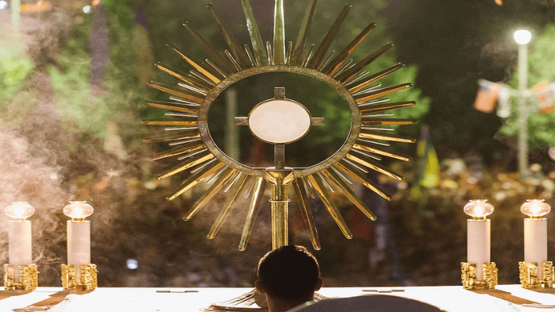 Solenne adorazione eucaristica a Medjugorje, momento intenso di preghiera e contemplazione del Santissimo Sacramento.