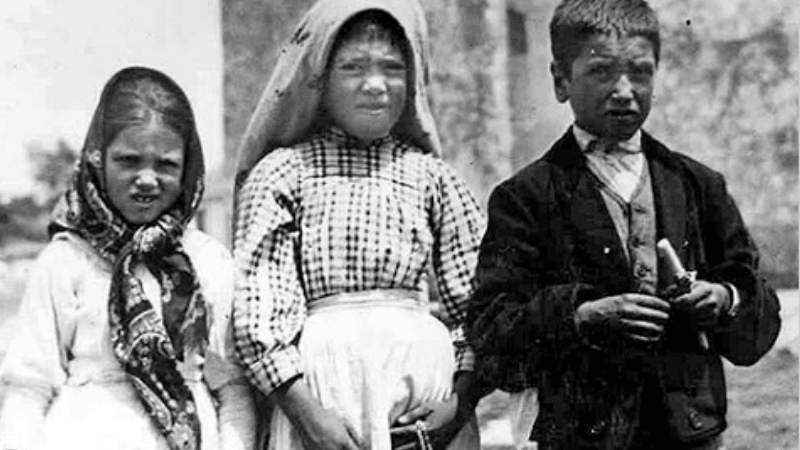 I tre pastorelli di Fatima — Lucia dos Santos, Giacinta e Francesco Marto — in una storica fotografia in bianco e nero, scattata ad Aljustrel, il villaggio vicino al Santuario di Fatima.