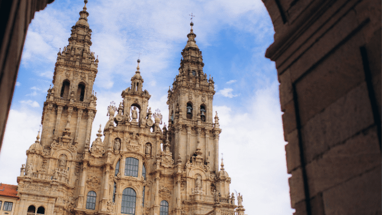 Facciata maestosa della Cattedrale di Santiago vista dalla Plaza del Obradoiro, icona finale del pellegrinaggio.