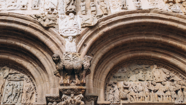 Dettaglio scultoreo del Portico della Gloria nella Cattedrale di Santiago, con figure bibliche scolpite nella pietra medievale.
