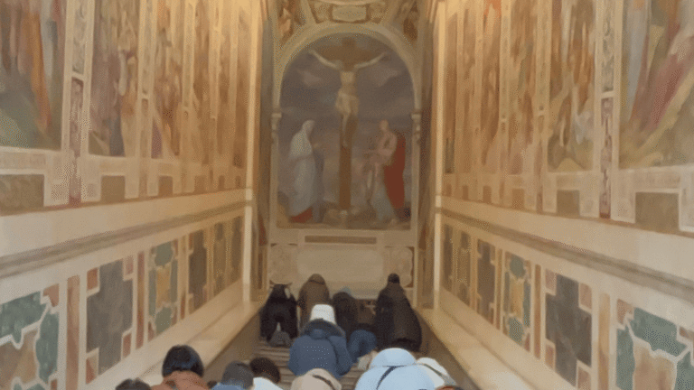 Fedeli che salgono in ginocchio la Scala Santa a Roma, in un gesto di penitenza e fede profondamente legato alla Passione di Cristo.
