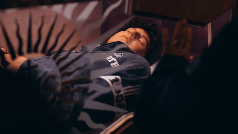 Fedeli in preghiera davanti al corpo del Beato Carlo Acutis esposto ad Assisi