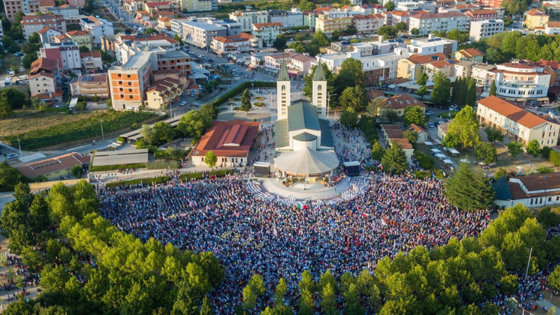 Anniversario apparizioni Medjugorje: migliaia di pellegrini alla Chiesa di San Giacomo vista dall'alto