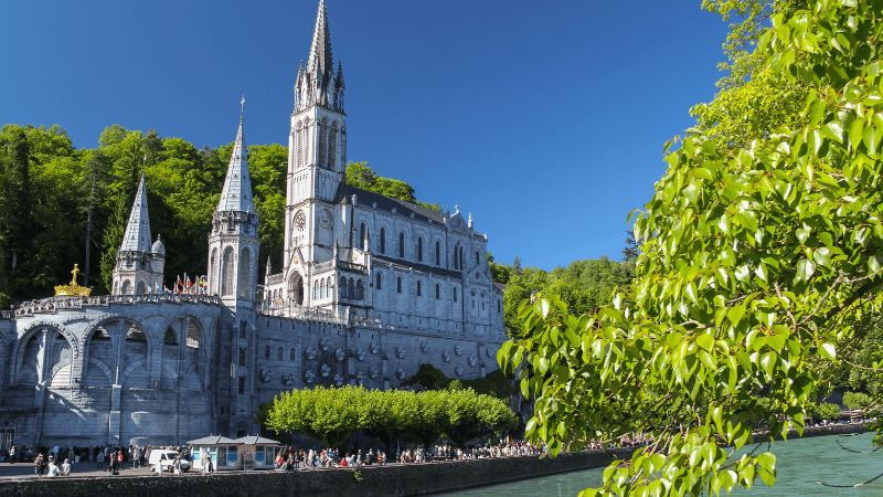 santuario di lourdes visto dal fiume gave