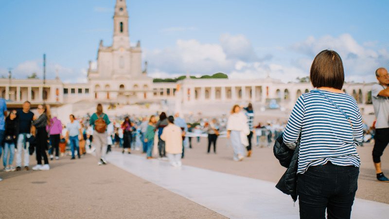 santuario di fatima donna da sola che guarda in preghiera