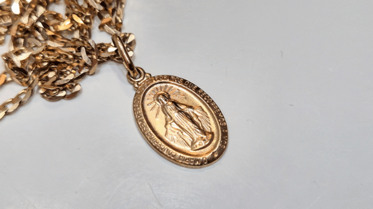 Fronte e retro della Medaglia Miracolosa con i simboli dettati dalla Madonna