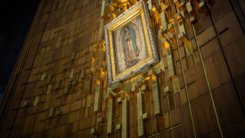 Tilma di Juan Diego con l'immagine di Nostra Signora di Guadalupe nella Basilica di Città del Messico